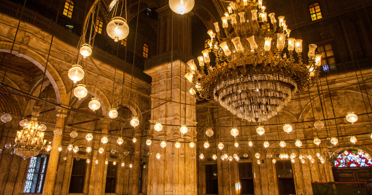 Emb&aacute;rcate en un viaje inolvidable a trav&eacute;s de las maravillas antiguas y la rica cultura de Egipto. Desde las misteriosas pir&aacute;mides de Gizeh hasta la bulliciosa metr&oacute;polis de El Cairo y los tesoros de Luxor, este paquete de viaje te sumergir&aacute; en la historia milenaria de Egipto.