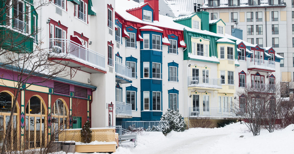 ¡Descubre la magia invernal en Montreal y Navidad, donde la ciudad se envuelve en un manto de nieve y luces deslumbrantes! Embárcate en una travesía culinaria a través de los encantadores restaurantes del Viejo Montreal. Pero eso no es todo, porque a solo un corto viaje de distancia, el pintoresco pueblo de Tremblant te espera con su majestuosa montaña y emocionantes aventuras navideñas.