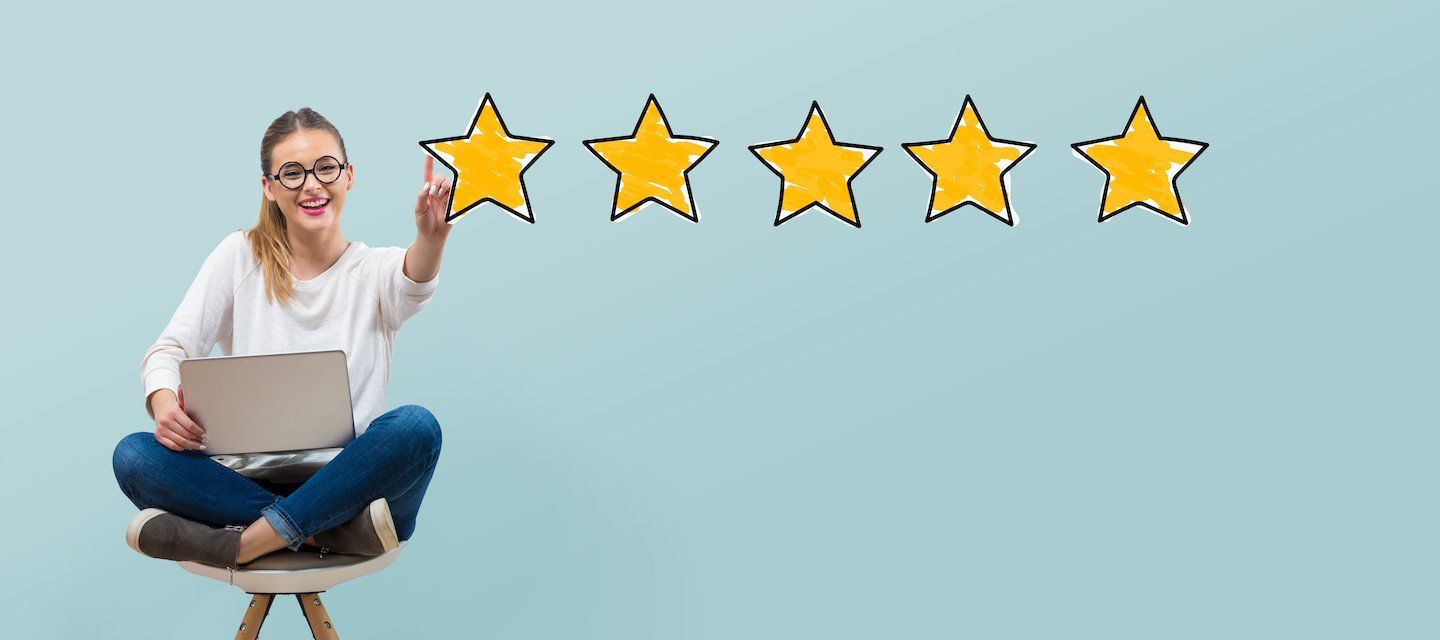 Zufriedene Kundin bewertet Unternehmen online – Google Bewertungen und Empfehlungsmarketing