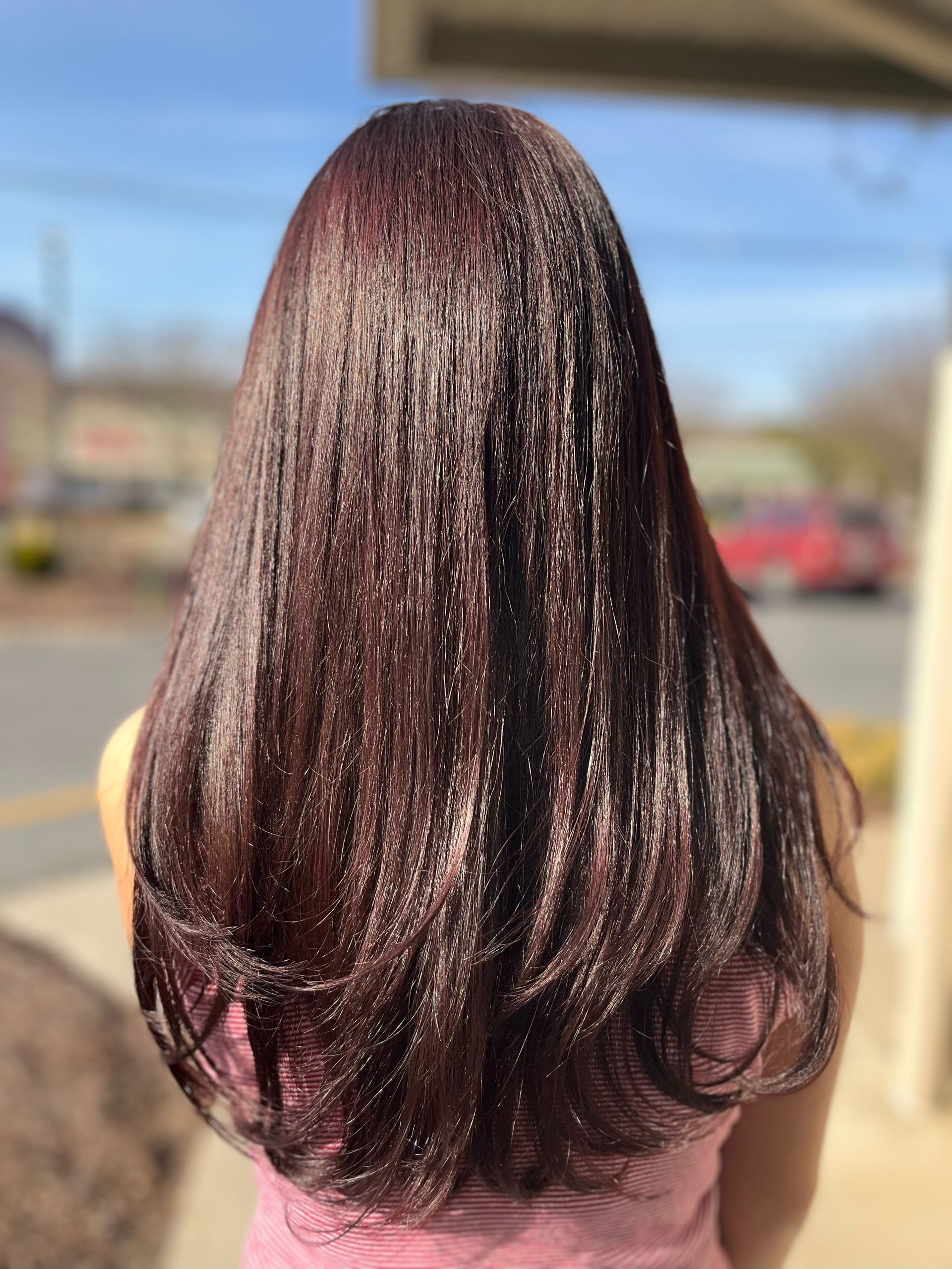 Blow out with medium size round brush or This is one of our most requested cuts because it works for every age and face shape. It adds softness and dimension to your hair without sacrificing length. These layers are easy to maintain, grout beautifully, and require minimal styling.
Perfect for : Anyone who wants a refresh without going short.