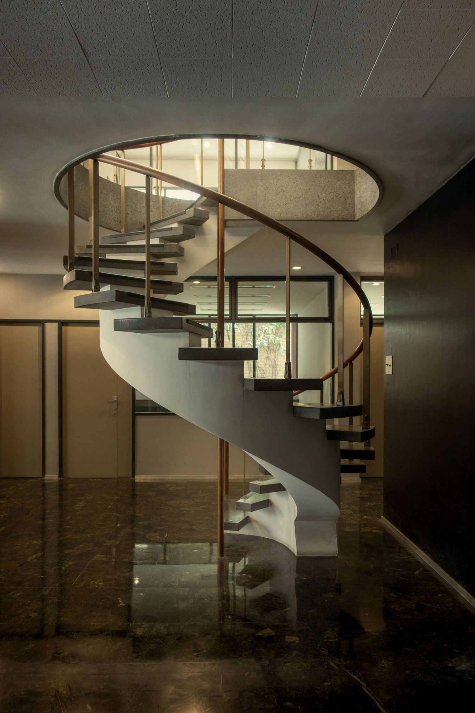Interno rifinito con pavimenti e rivestimenti di qualità