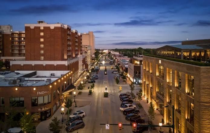 Shops and restaurants along Old Woodward Avenue in downtown Birmingham, Michigan