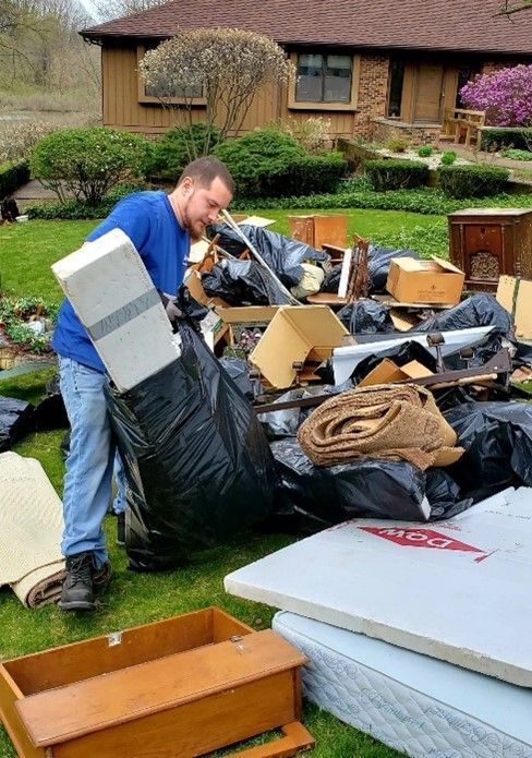 The All Clear Clean Out & Junk Removal Services team in Chicago, IL, provides expert junk removal