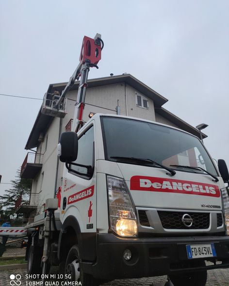 automezzo con piattaforma aerea