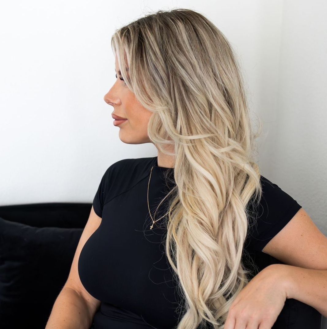 Jonge dame met schouderlange extensions bij SP Hair Roermond