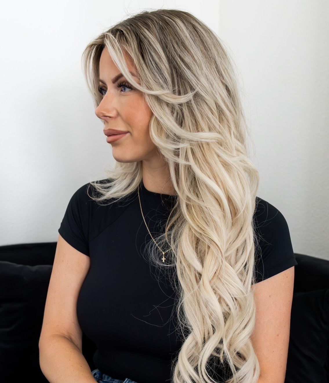 Jongedame met nieuwe premium hairextensions tot over de schouder bij SP Hair Roermond
