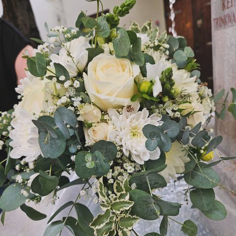 Strauß mit weißen Blumen und Grünpflanzen