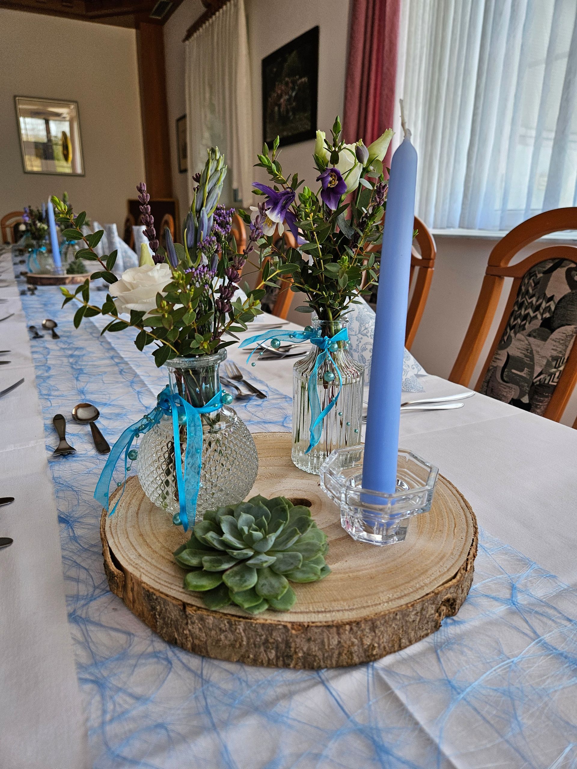 Ein Tisch mit Blumen und Kerzen darauf