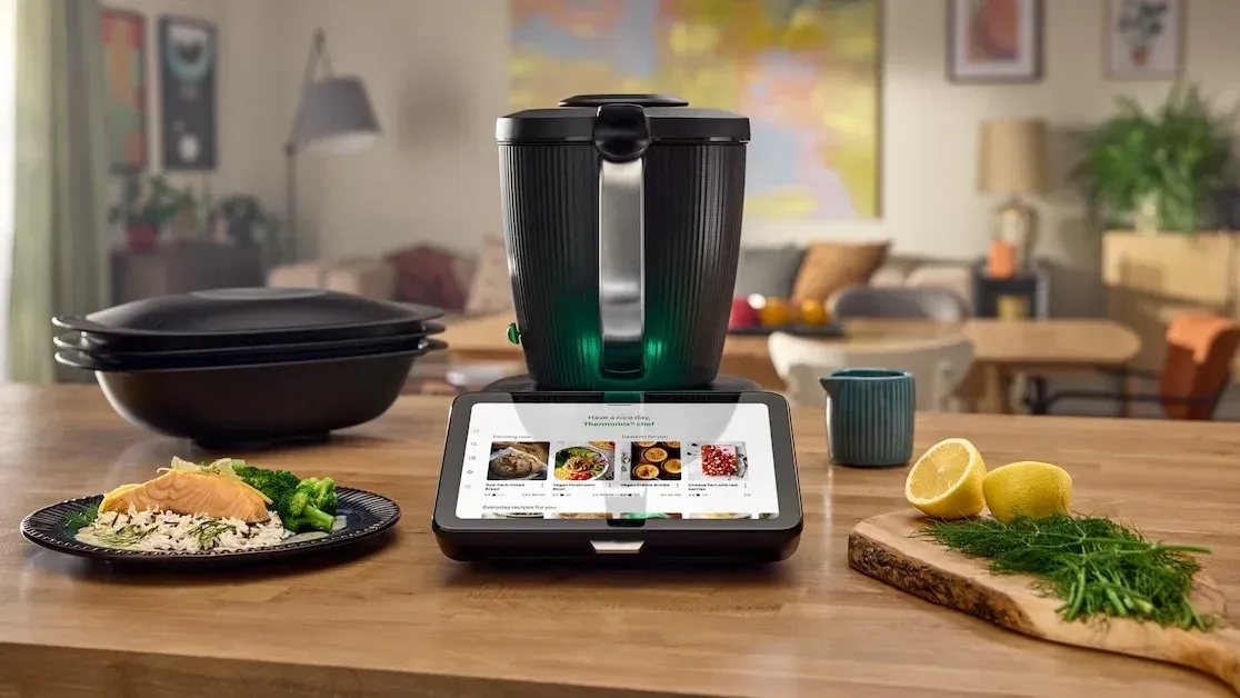 Foto del robot de cocina Thermomix junto a ejemplos de lo que se puede cocinar con él