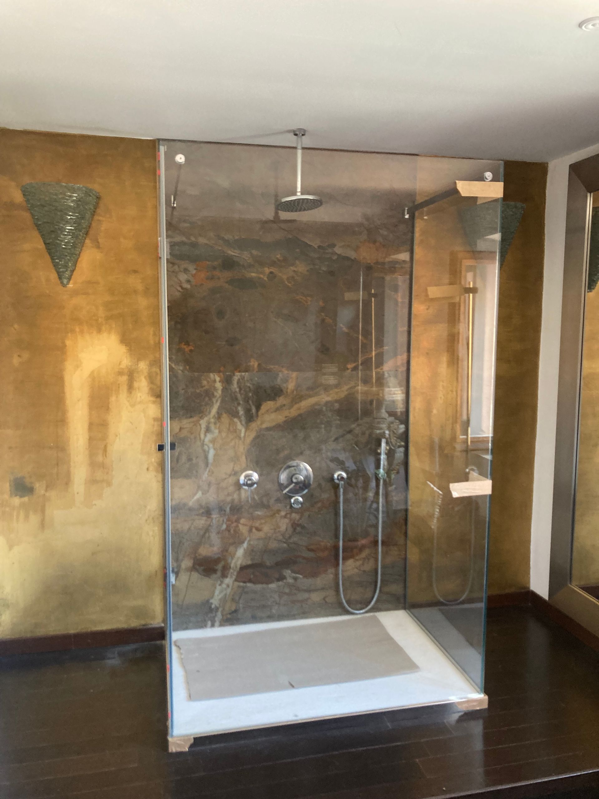 Un bagno con cabina doccia e un quadro sul muro.
