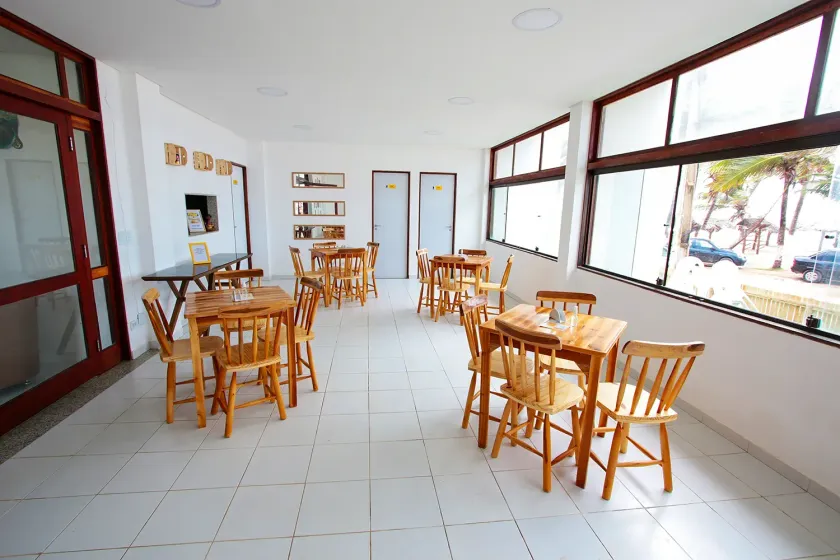 Uma grande sala com mesas e cadeiras