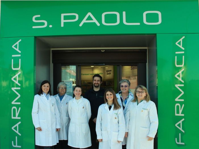 foto staff su porta farmacia