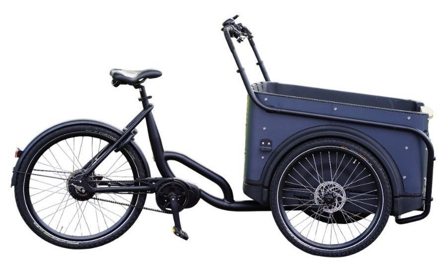 Zwarte bakfiets met een grote bagagedrager aan de voorkant.
