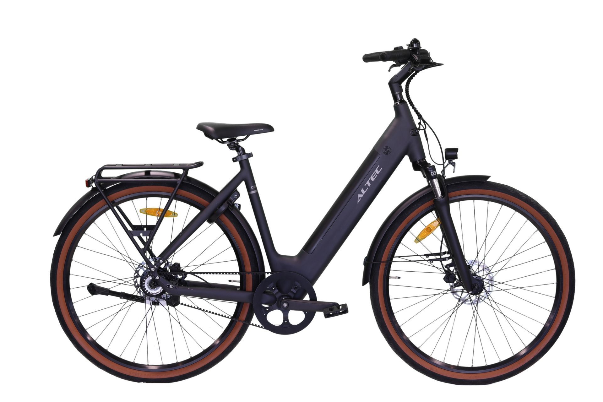 Zwarte ALTEC elektrische fiets met bruine banden, bagagedrager en spatborden.