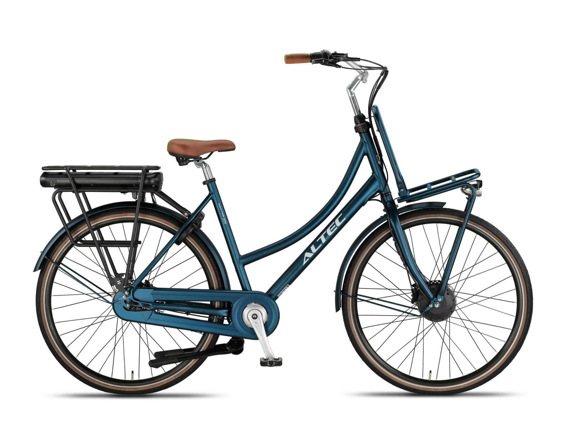 Blauwe elektrische fiets in Nederlandse stijl met bruin zadel en stuur, bagagedrager voorop en accu achterop, op een witte achtergrond.