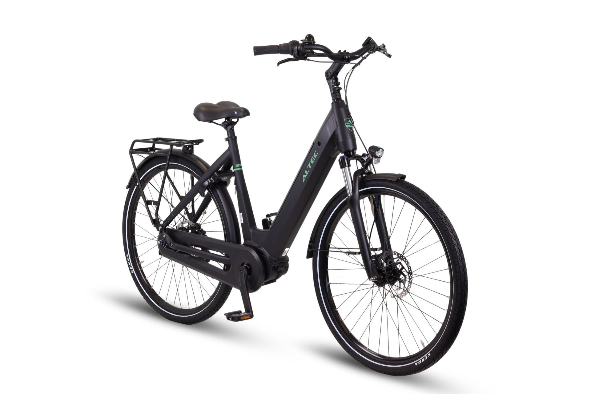 Zwarte elektrische fiets met spatborden, bagagedrager en koplamp.