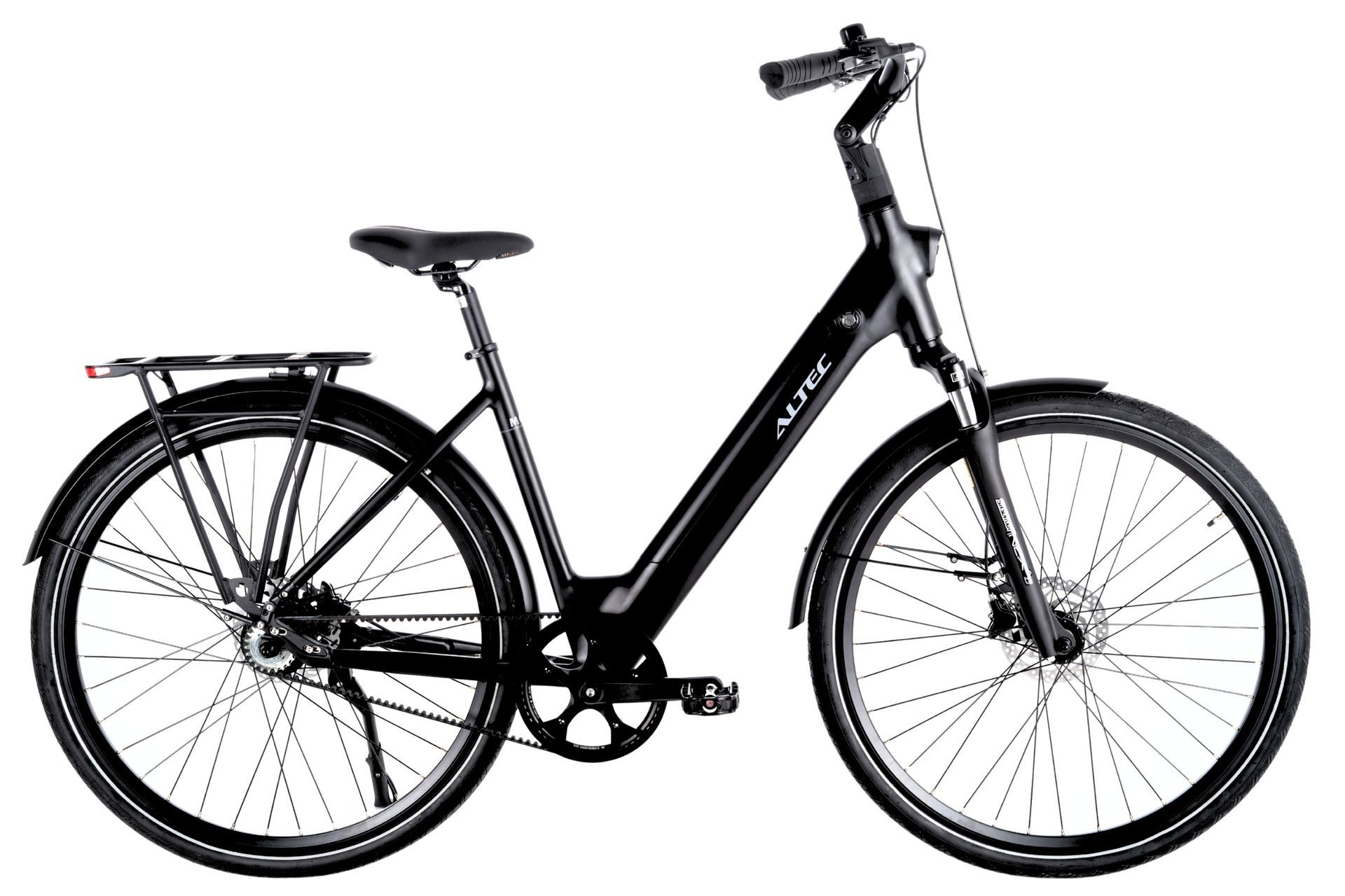 Zwarte elektrische fiets met spatborden, bagagedrager en rechtopstaand stuur, in een buitenomgeving.