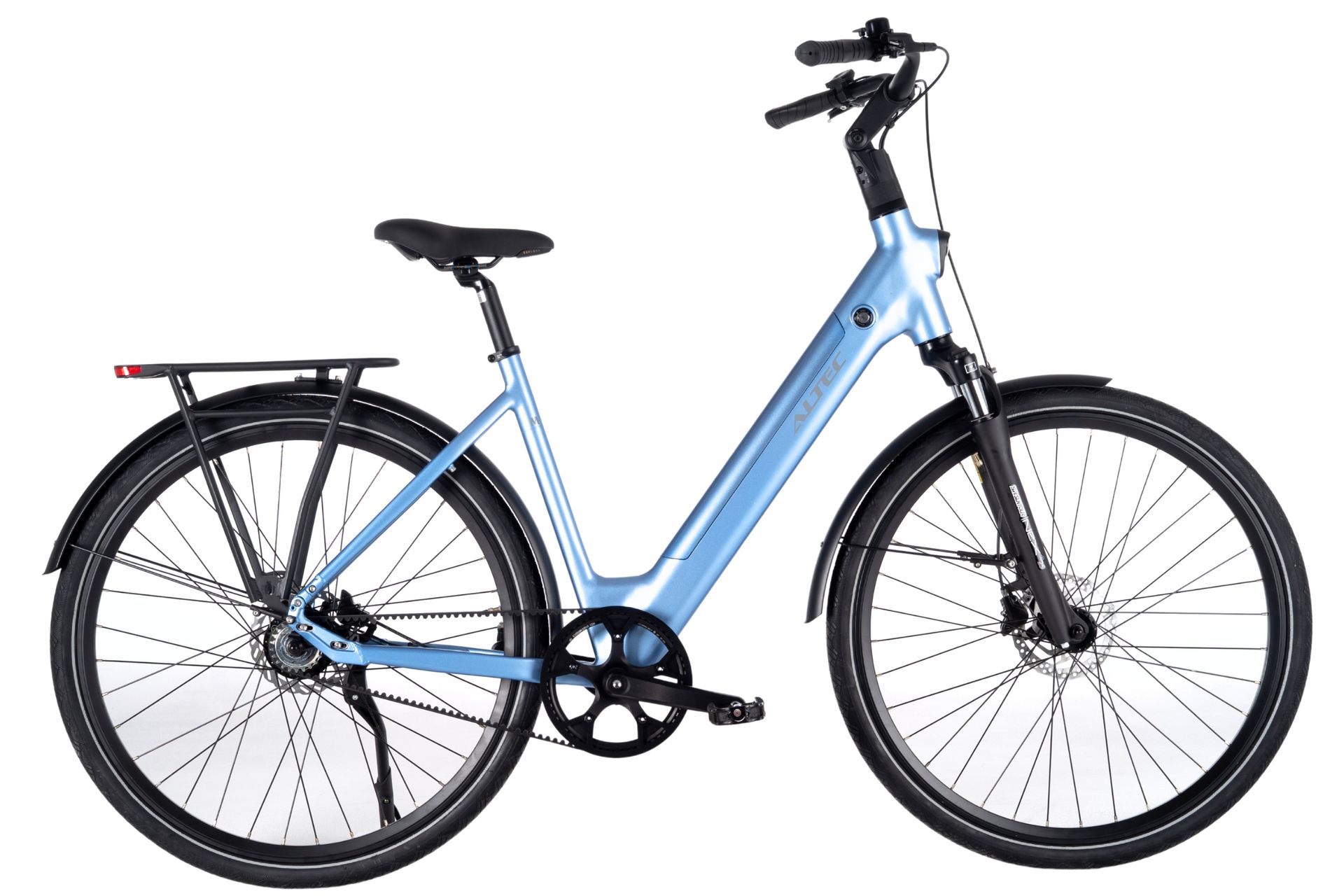 Lichtblauwe elektrische fiets met lage instap, zwarte spatborden, bagagedrager en banden.