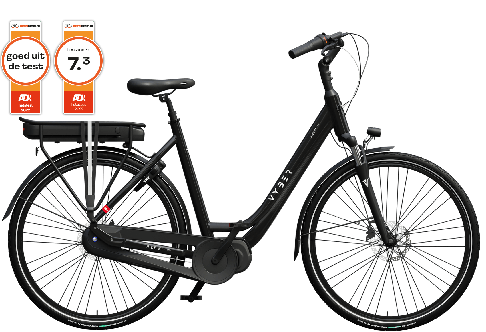 Zwarte elektrische fiets met accu, bagagedrager en spatborden.