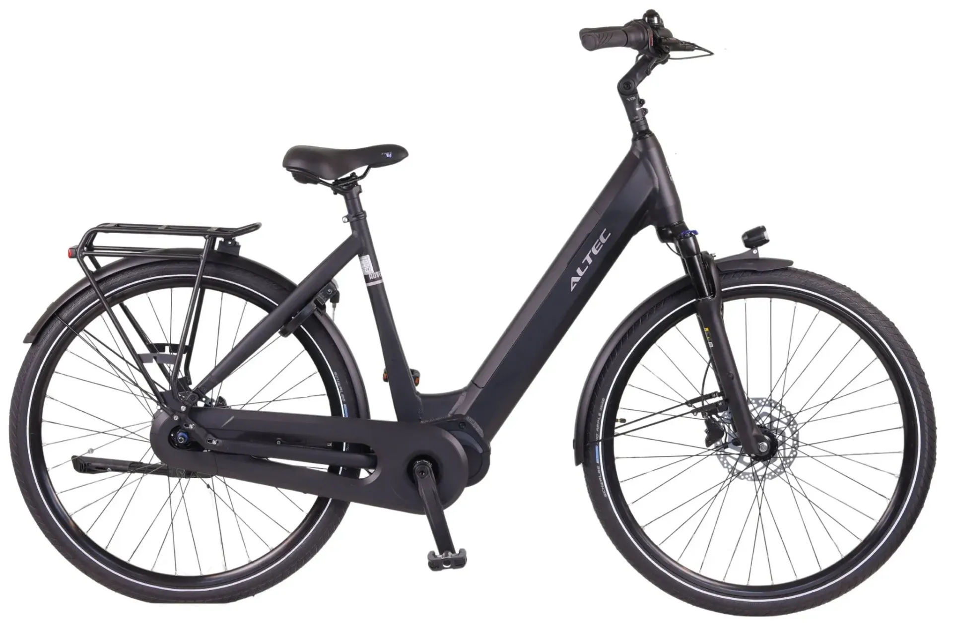 Zwarte elektrische fiets met bagagedrager en schijfremmen.