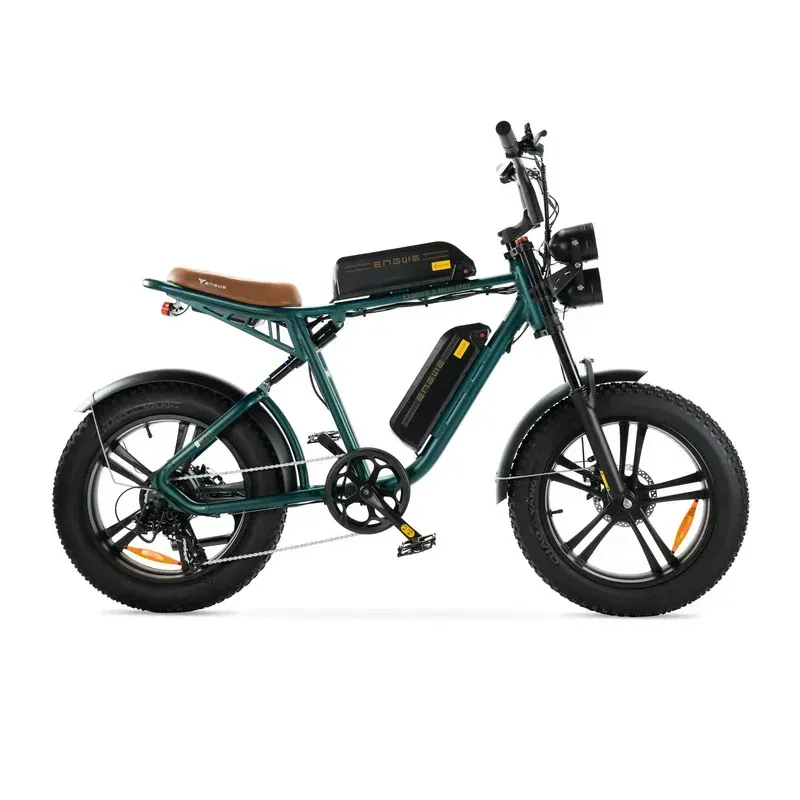 Groene elektrische fiets met zwarte banden en een bruin zadel.