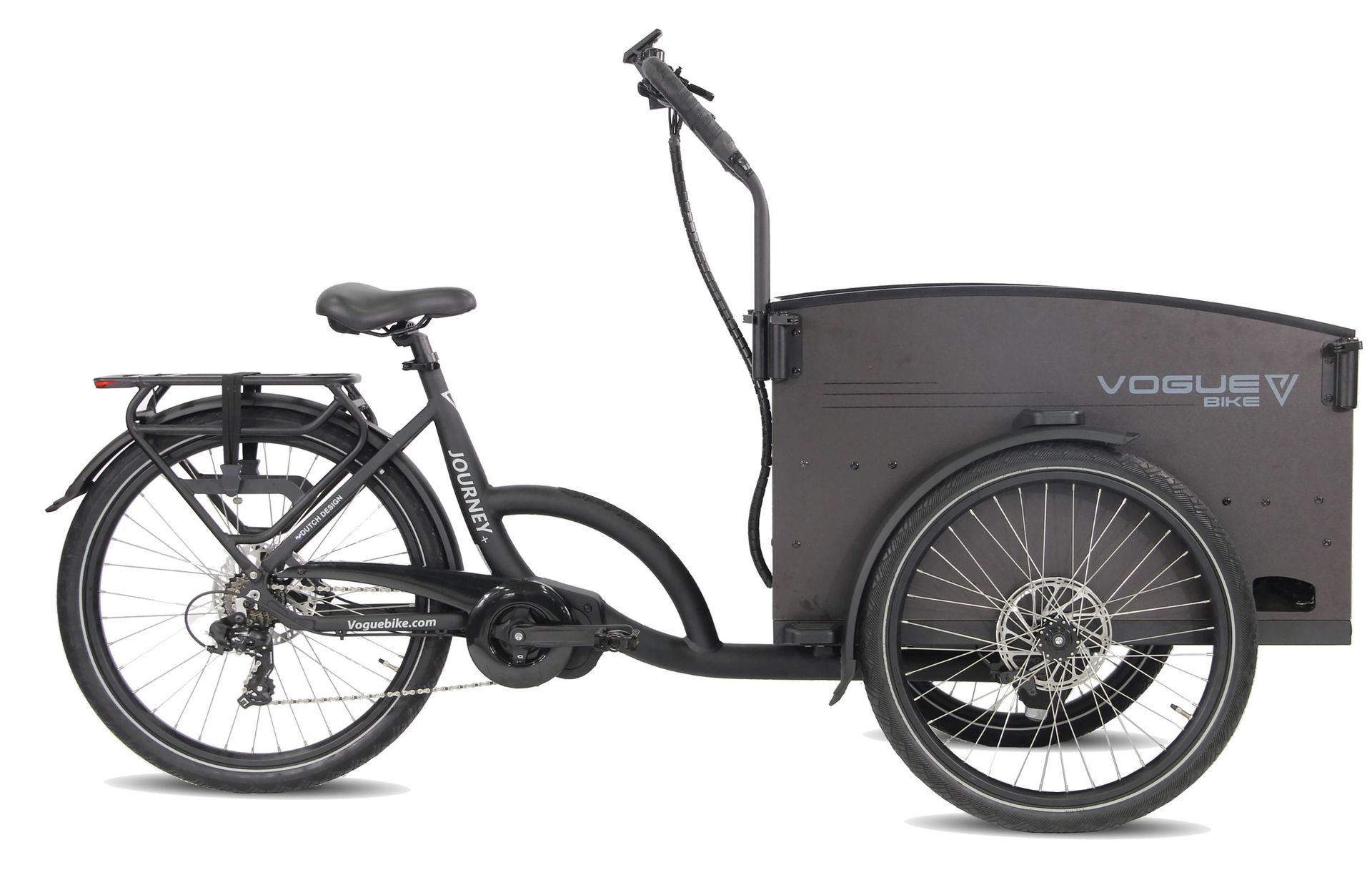 Zwarte elektrische bakfiets met een grote bagagebox aan de voorkant en een bagagedrager achterop.