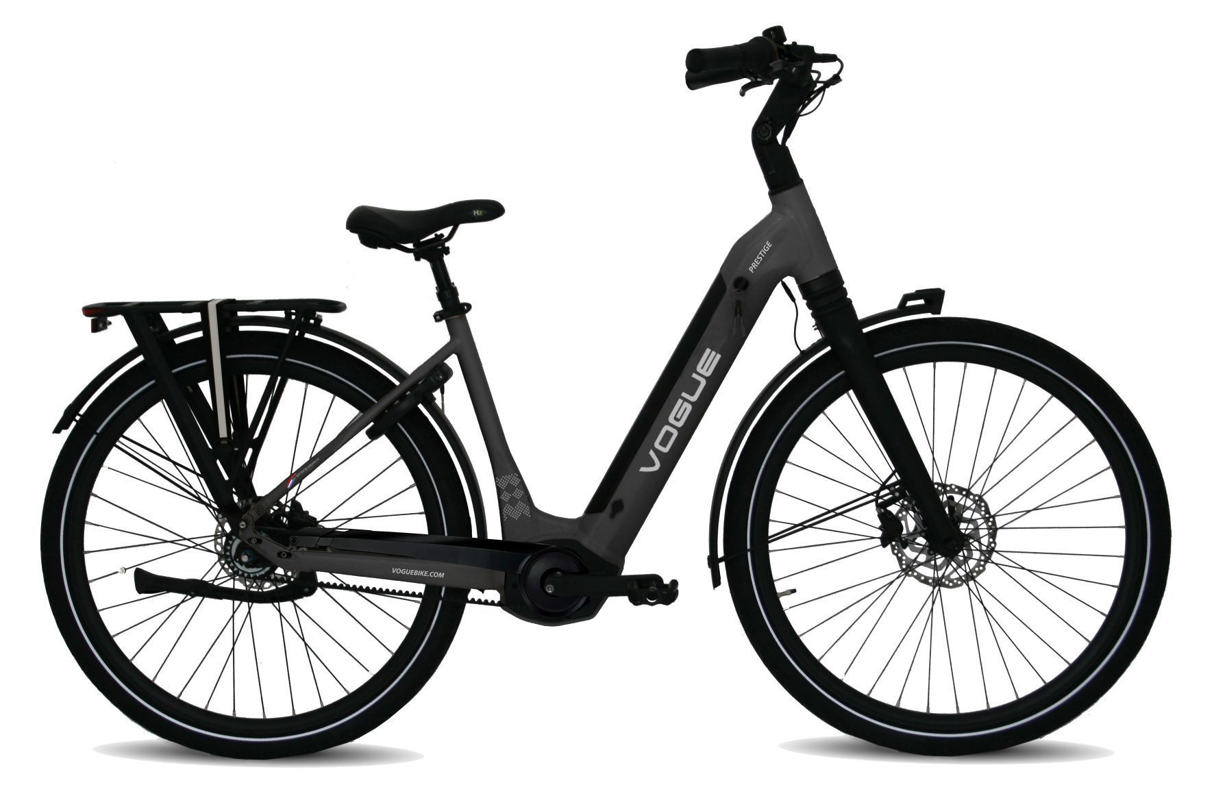 Grijze Vogue elektrische fiets met zwarte banden, spatborden en bagagedrager.