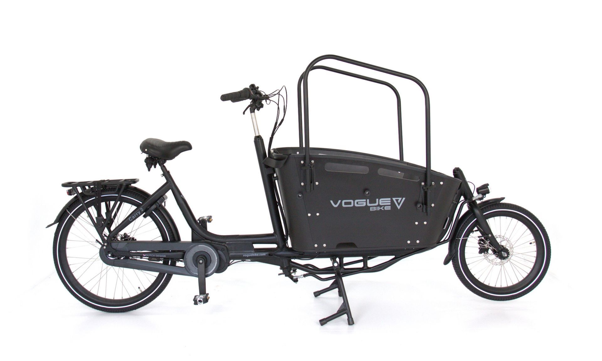 Zwarte elektrische bakfiets met een grote bagageruimte aan de voorkant en beschermingsbeugels.