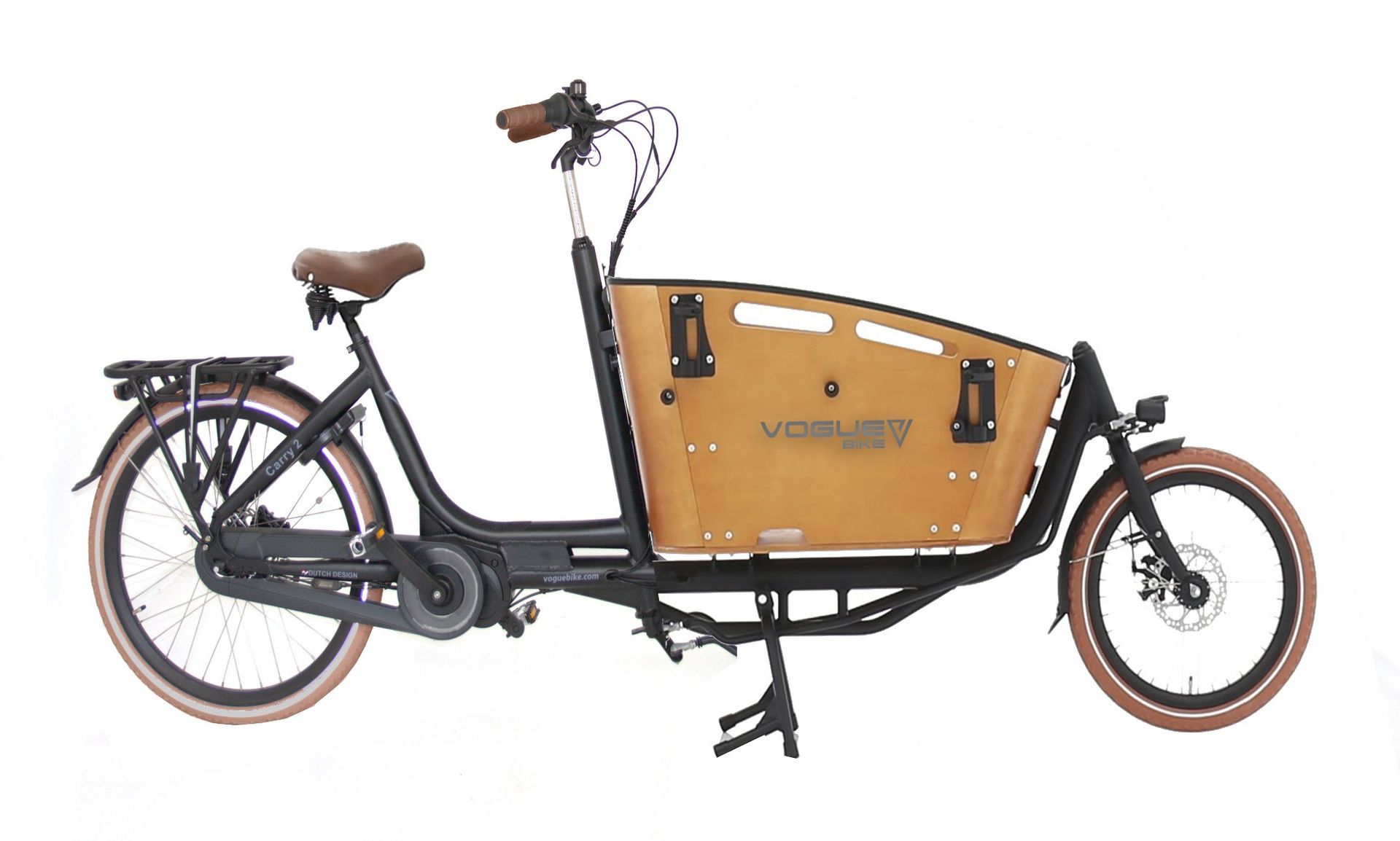 Zwarte bakfiets met houten laadbak, bruin zadel en banden, op een witte achtergrond.