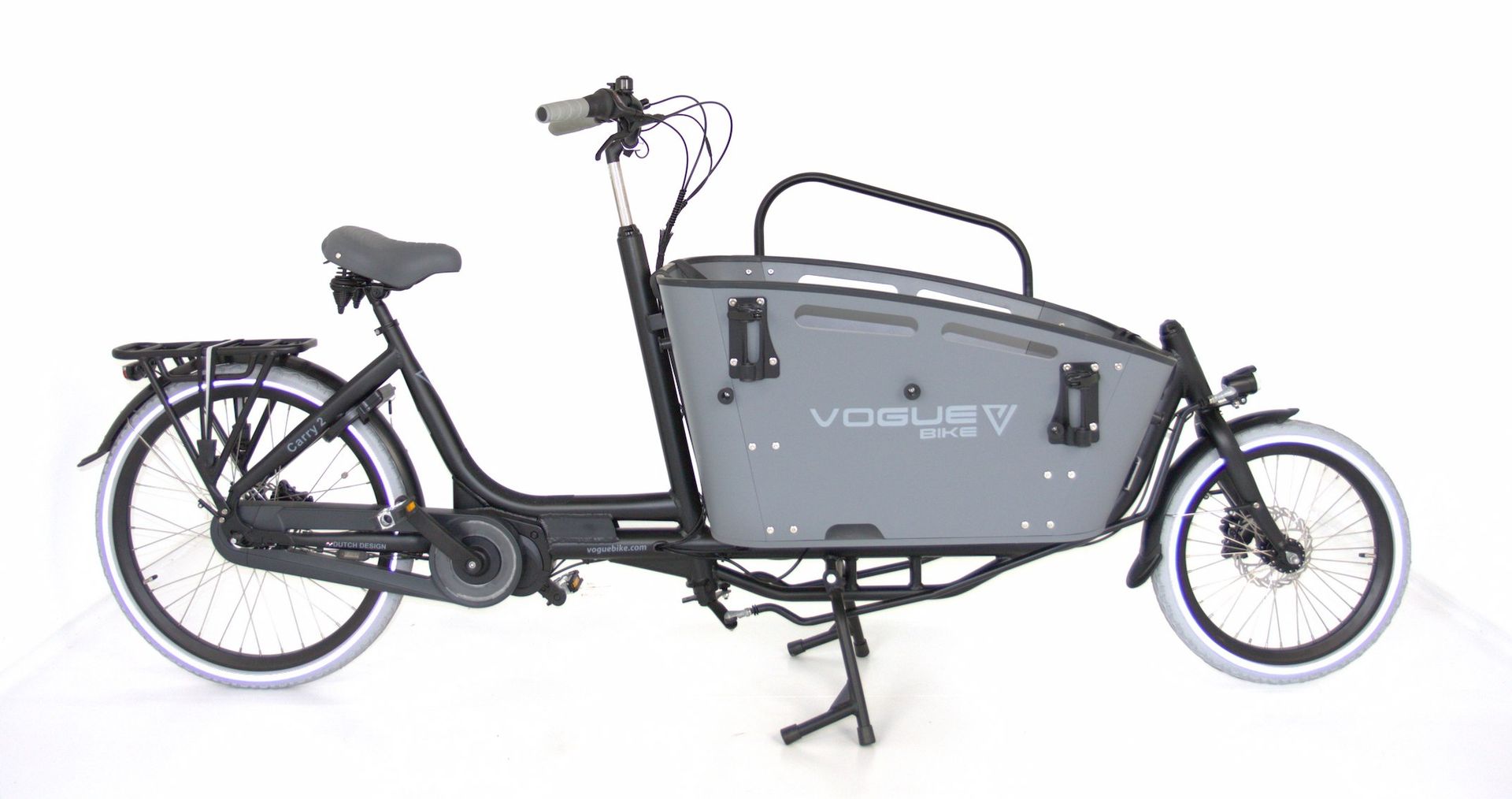 Grijze bakfiets op een witte achtergrond.
