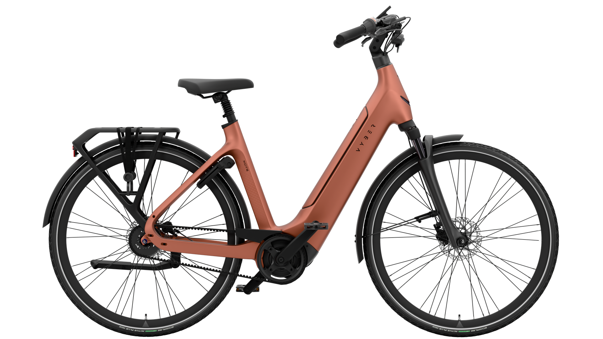Bruine elektrische fiets met zwarte accessoires, bagagedrager en spatborden.
