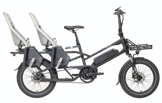 Zwarte elektrische bakfiets met twee kinderzitjes. Met mandje voorop, accu en spatborden.