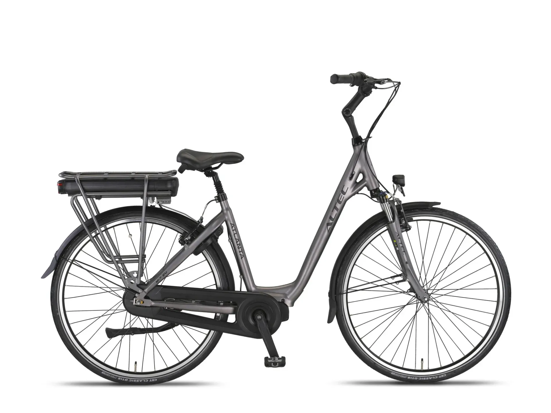 Grijze elektrische fiets met een accupakket boven het achterwiel, spatborden voor en achter, en een koplamp.