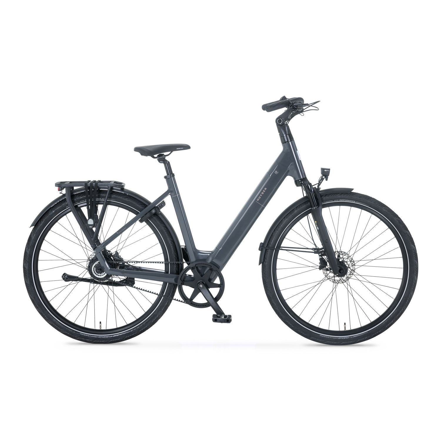 Donkergrijze elektrische fiets met zwarte banden en accessoires.