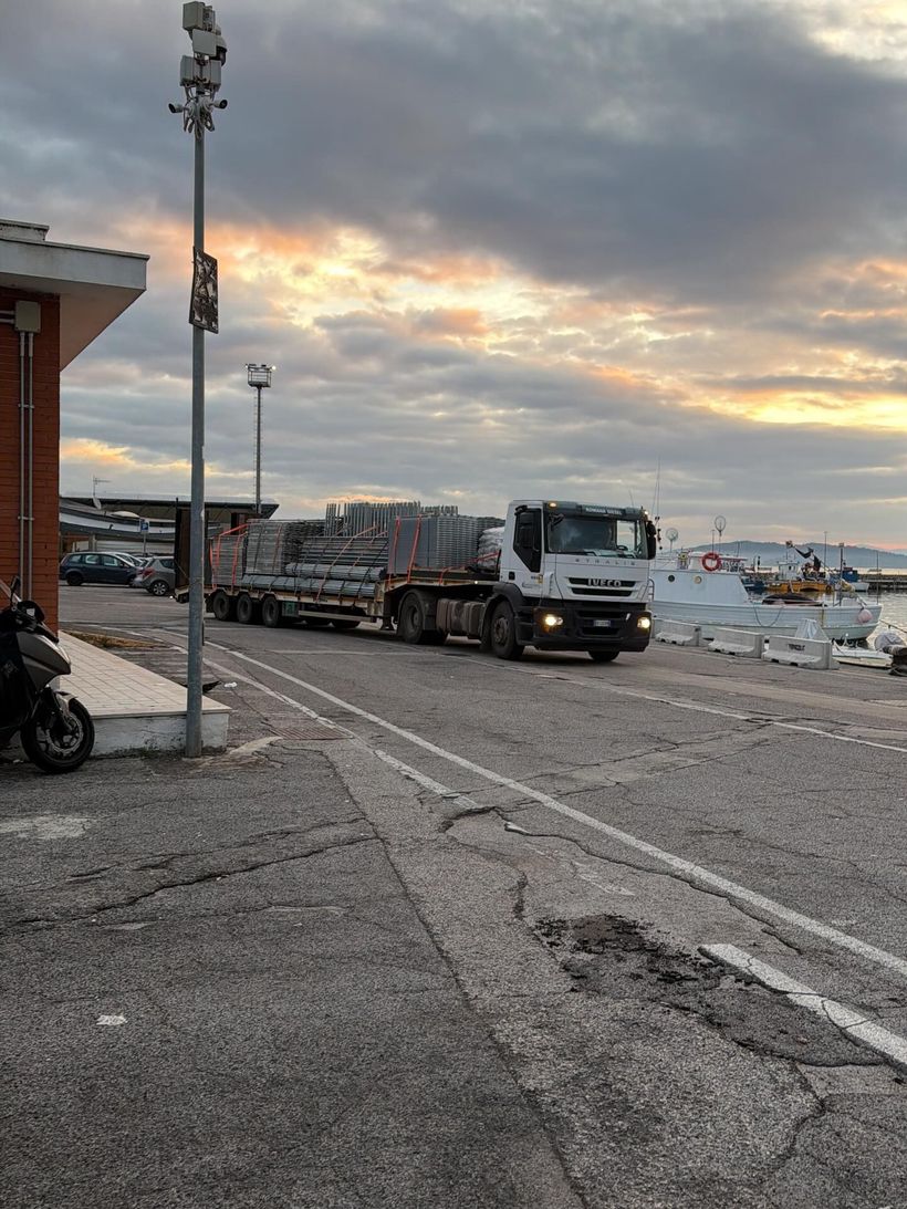 Operaio su ponteggio in centro storico di Roma