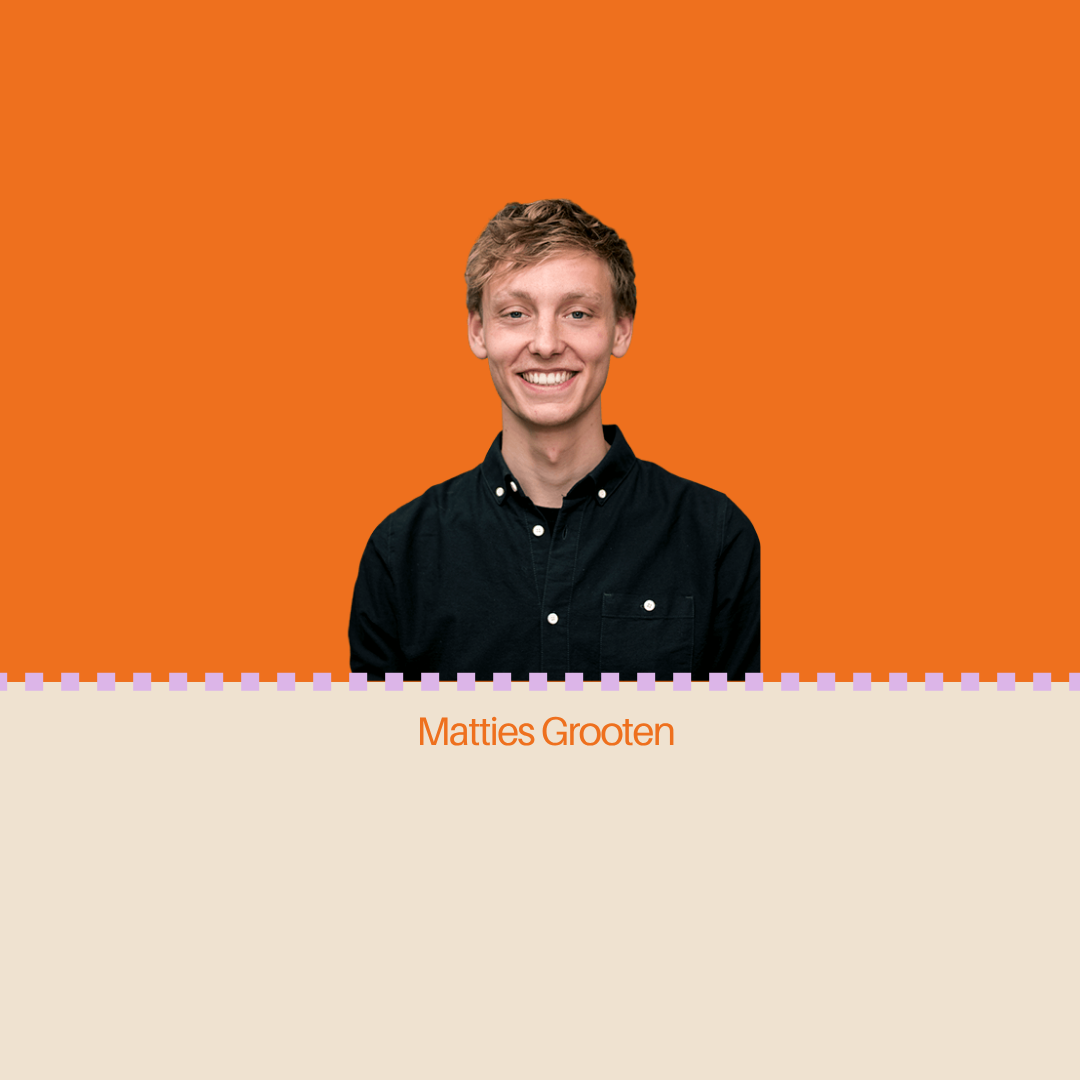 Een lachend persoon in een donker overhemd met kraag tegen een oranje achtergrond, met daaronder de naam Matties Grooten.