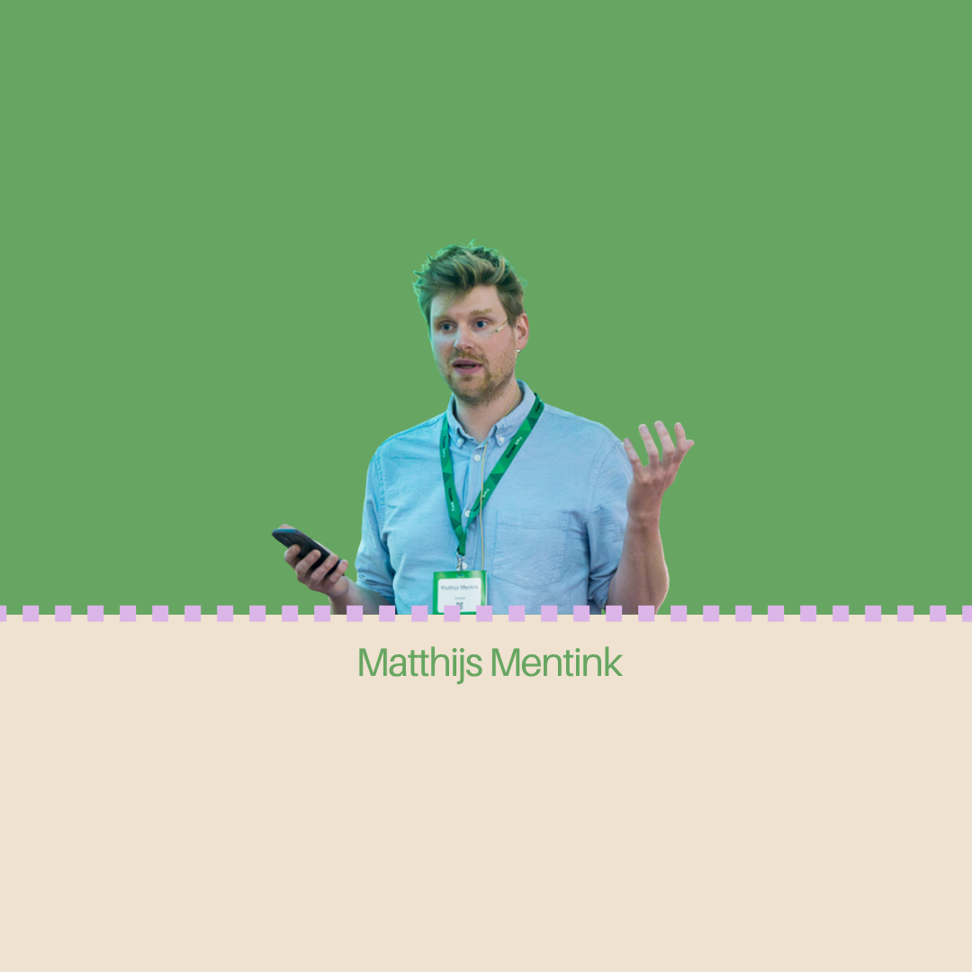 Matthijs Mentink gebaart terwijl hij een telefoon vasthoudt tegen een groene achtergrond met een roze rand en witte ruimte eronder.