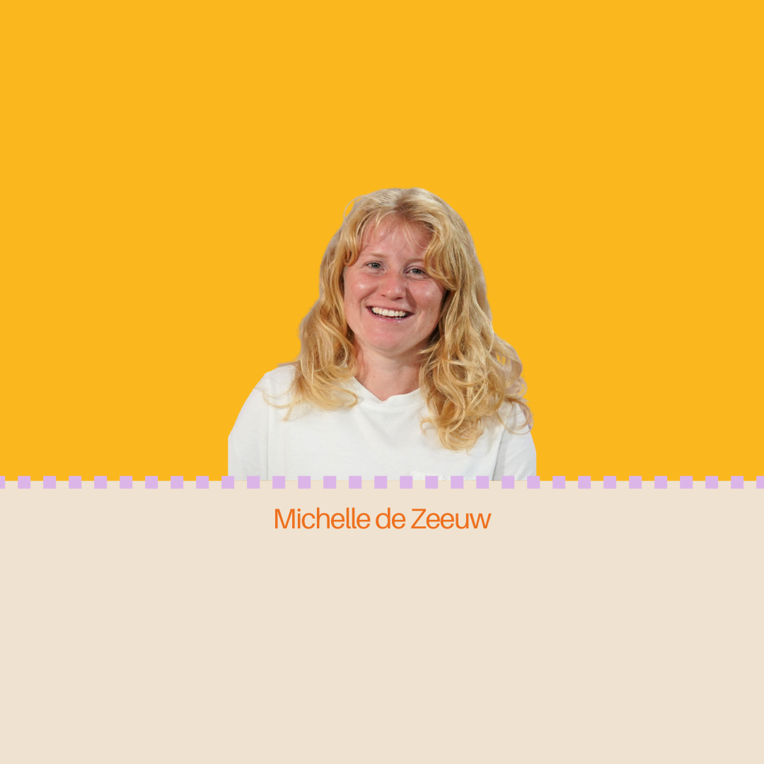 Lachende blonde vrouw in een witte top tegen een gele achtergrond, met haar naam, Michelle de Zeeuw, eronder.