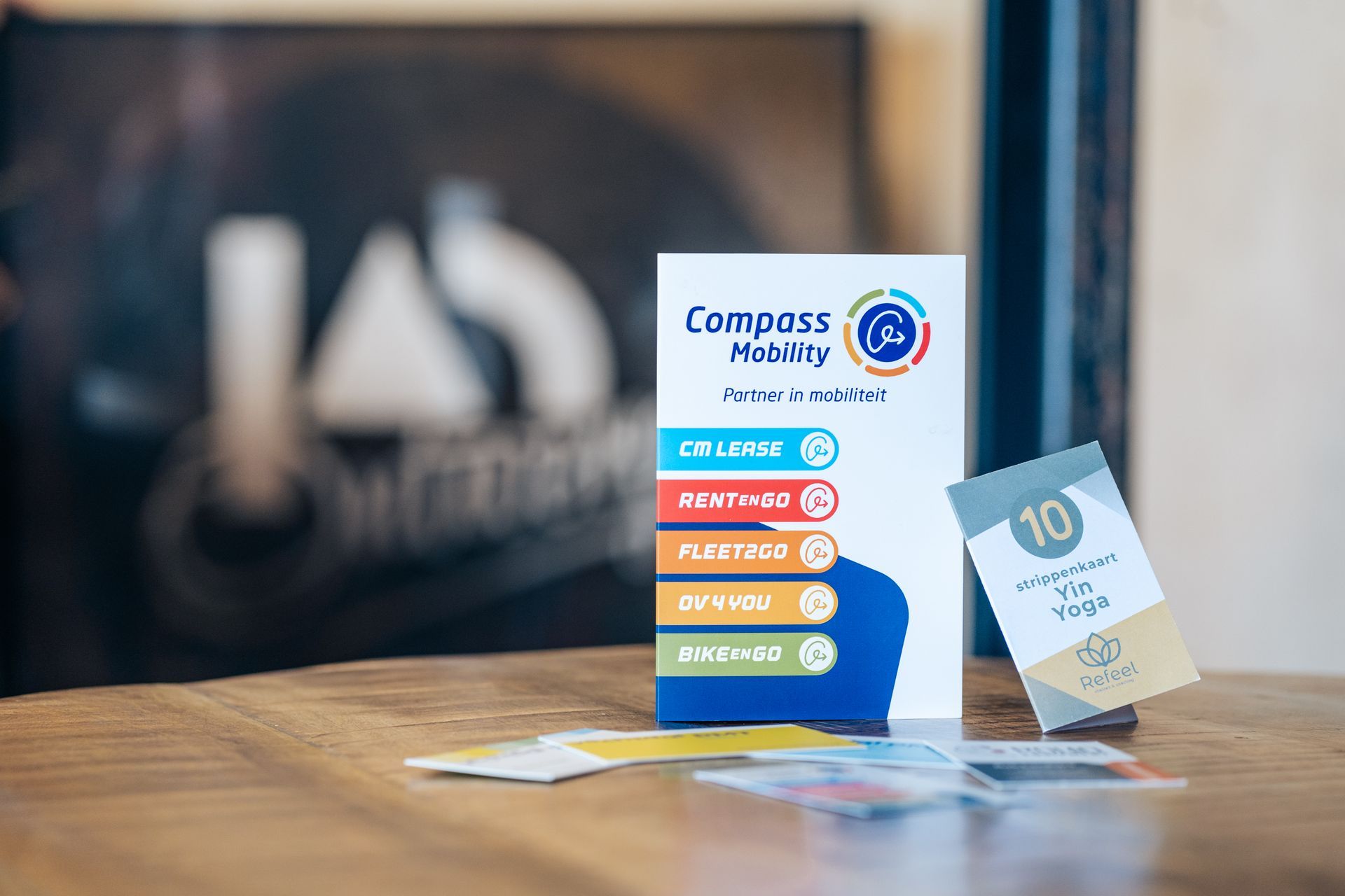 Een tafel met een kaartje waarop ‘Compass Mobility' staat.