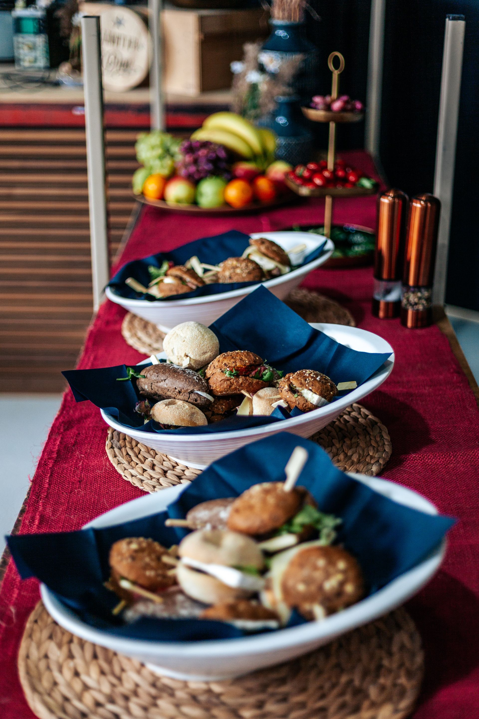 Een tafel met daarop borden met eten en fruit.