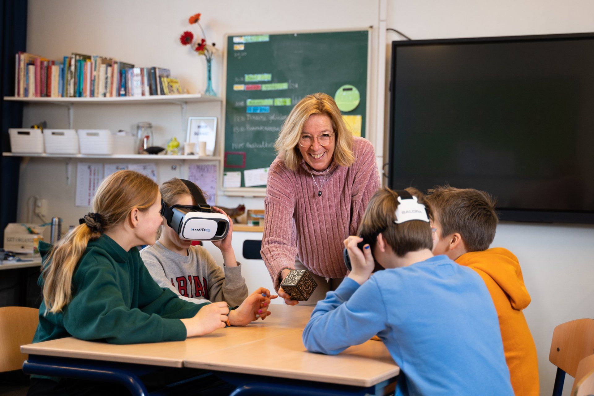 Een groep kinderen draagt ​​een virtual reality-bril in een klaslokaal.