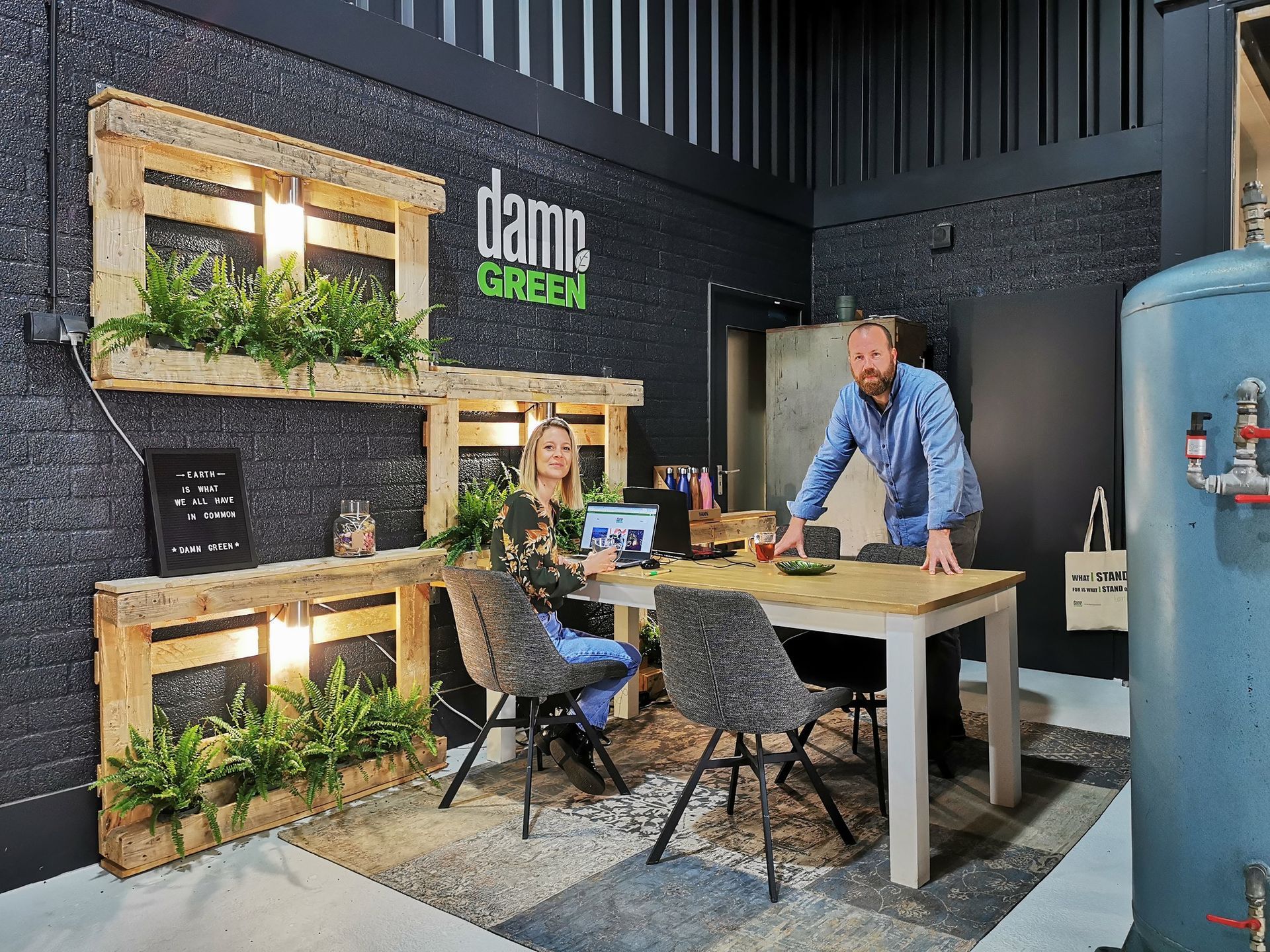 Dennis en Keera zitten rondom een tafel.