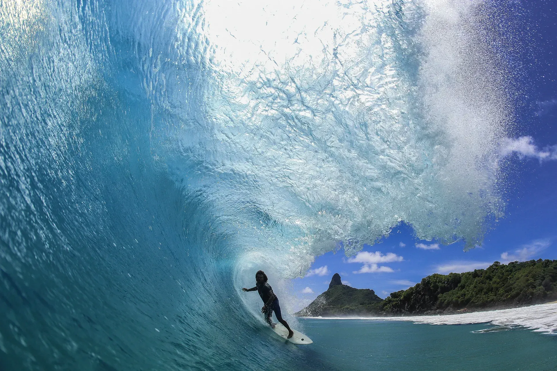 Um surfista está pegando uma onda no oceano.