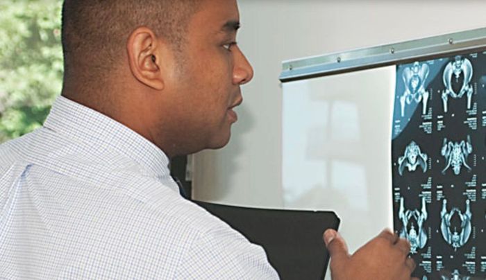Dr David Agolley viewing xray| David Agolley Orthopaedic Surgeon