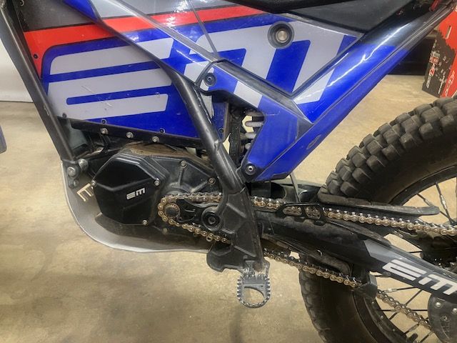A blue and red dirt bike with the letter e on the side