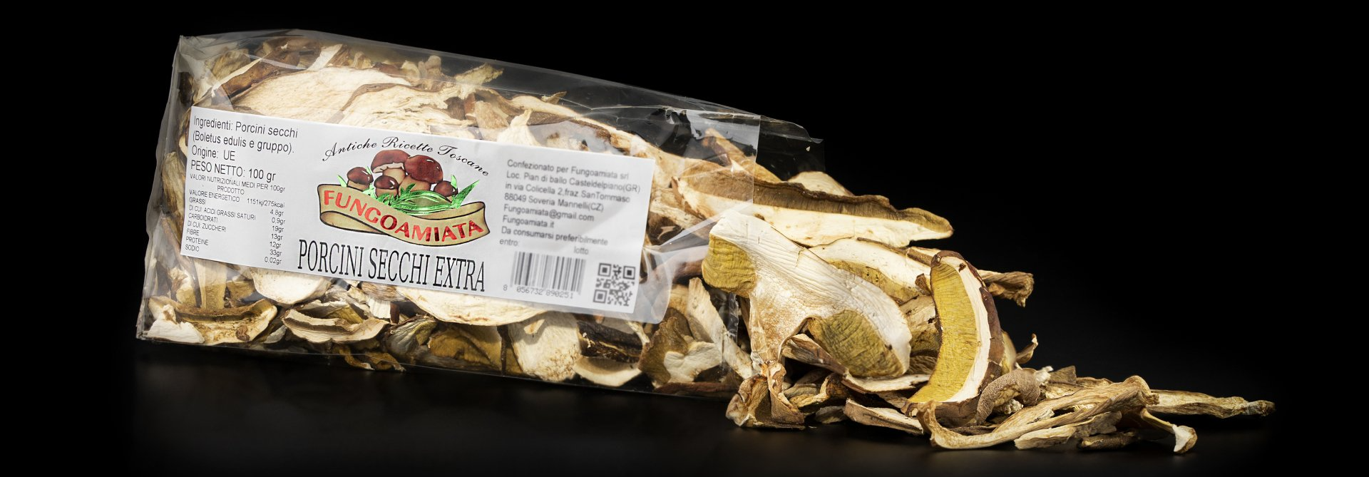 Confezione trasparente di cibo secco sbriciolato con etichetta bianca su sfondo nero.