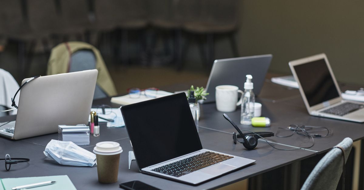 Gestor de TI em escritório corporativo configurando o controle de acesso aos sistemas da empresa