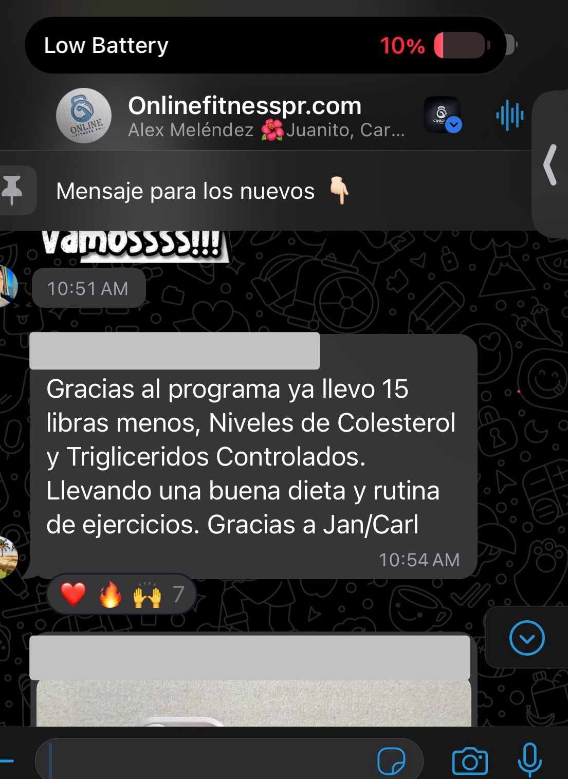 WhatsApp chat screenshot showing a Spanish message praising a workout program and lower cholesterol levels