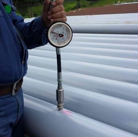 tarros de pinturas ofrecidas por Esna Corp sobre materiales mecánicos