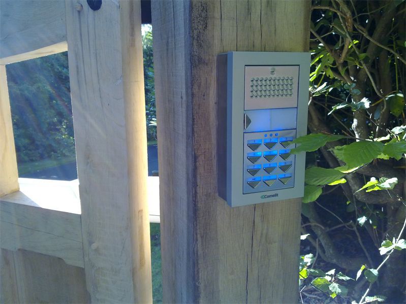 a comelit device is mounted on a wooden post